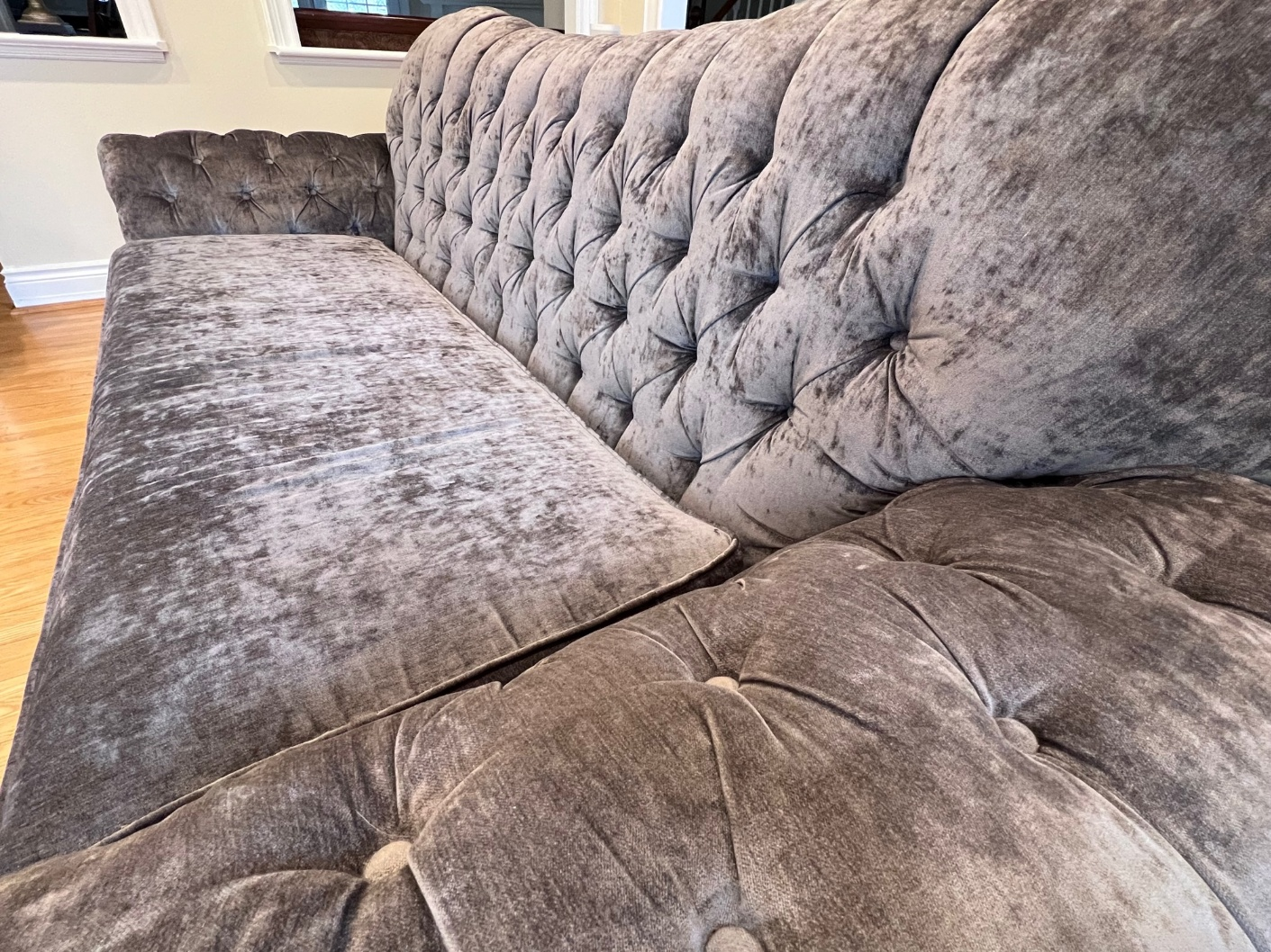 Elegant Tufted Velvet Sofa - photo 4