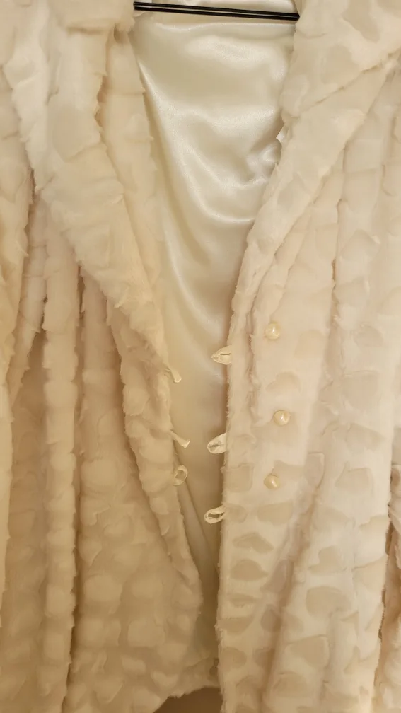 size large Cream-coloured faux fur coat with hood 🏈 image indicator(2)