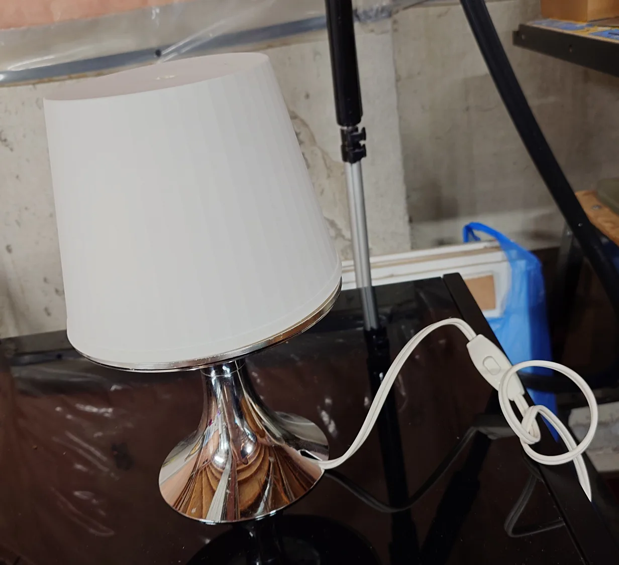 White Table Lamp image indicator(2)
