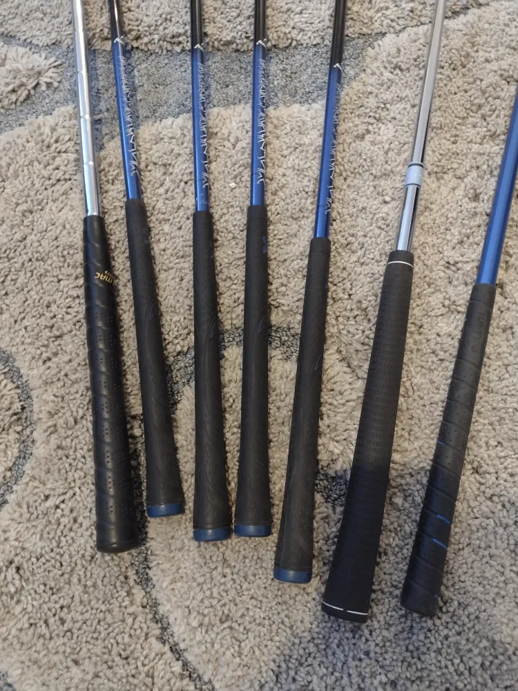 Junior Callaway golf clubs and bag image indicator(5)