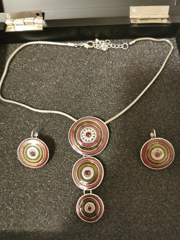 Gorgeous Necklace and Earrings Set