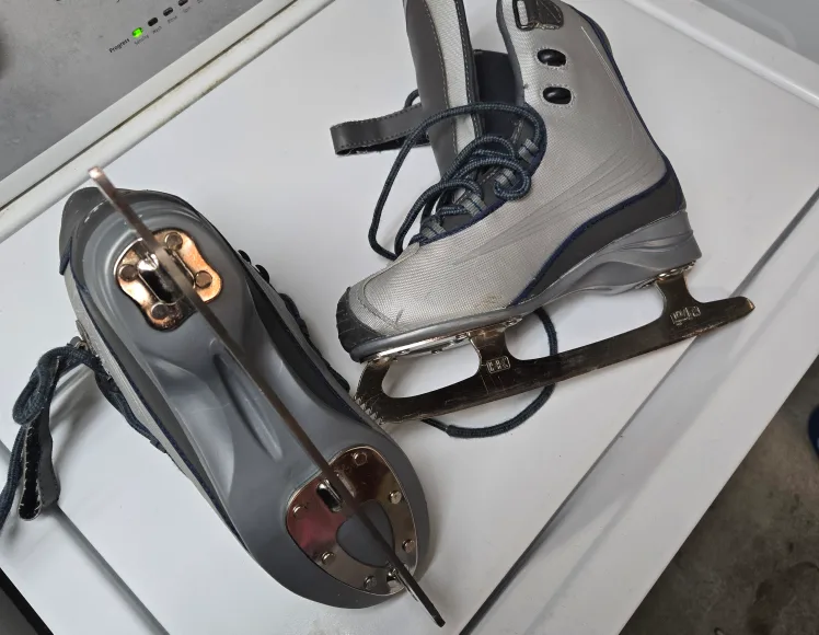 Used Ladies Figure Skates Size 6 image indicator(2)