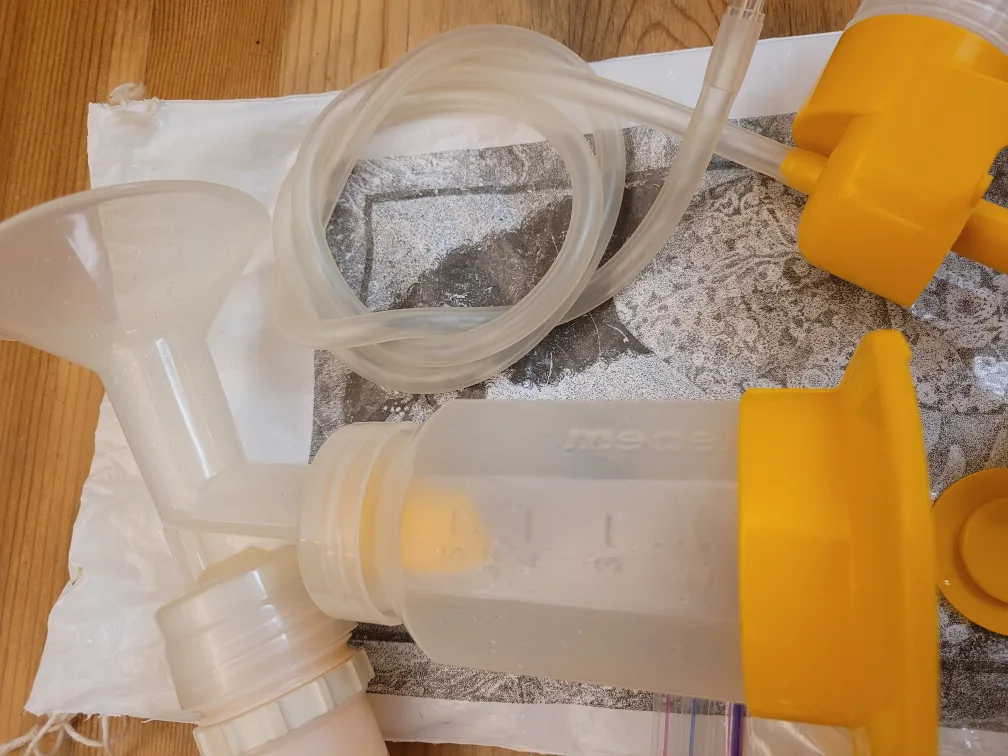 Medela Lactina Breast Pump with Replacement Parts image indicator(3)