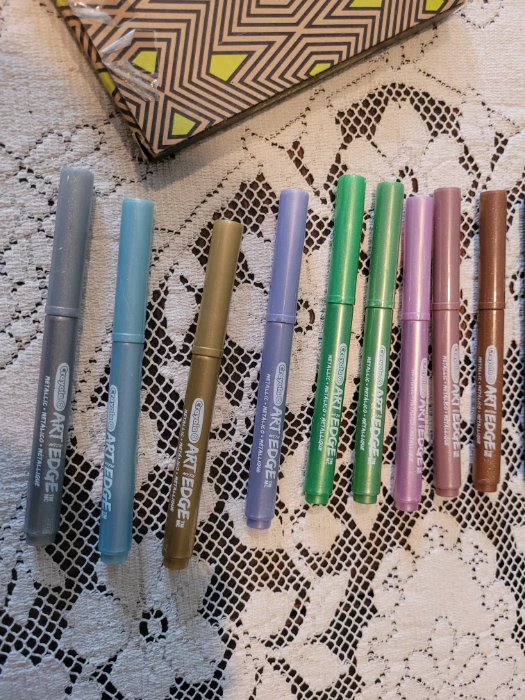 Studio Brush Tip Markers & Arteza Metallic Markers image indicator(2)