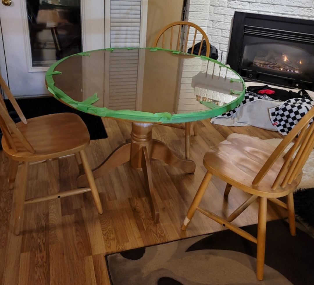 Glass-top dining table with four chairs - photo 2