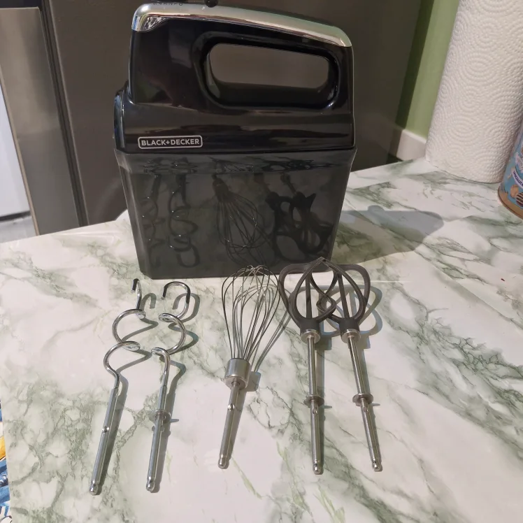 Black+Decker Hand Mixer with Attachments image indicator(2)