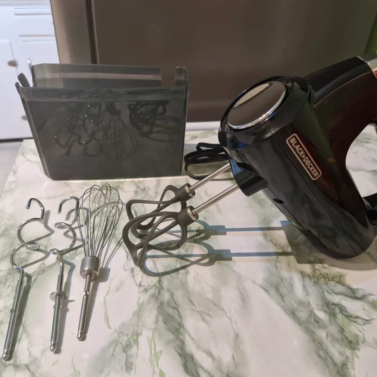 Black+Decker Hand Mixer with Attachments image indicator(3)
