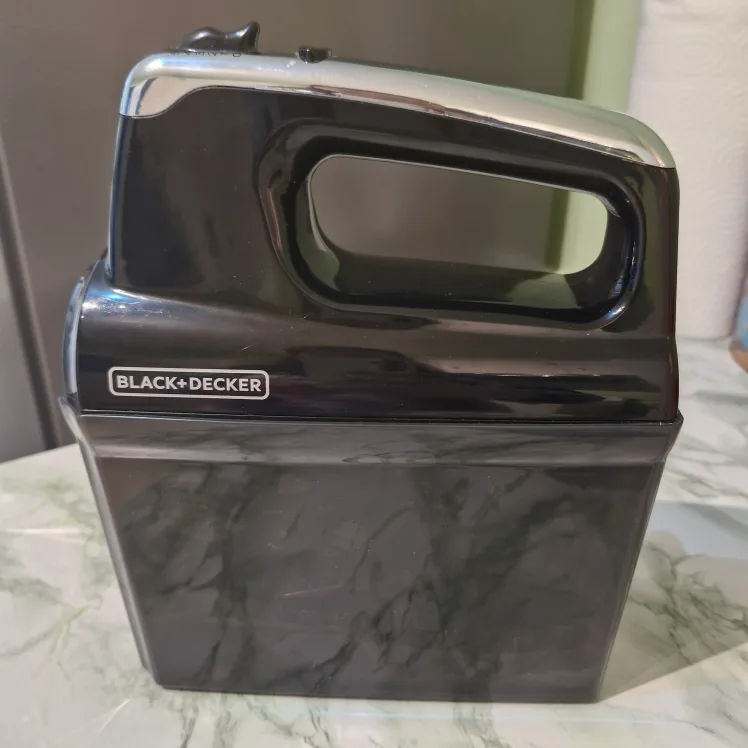 Black+Decker Hand Mixer with Attachments image indicator(4)