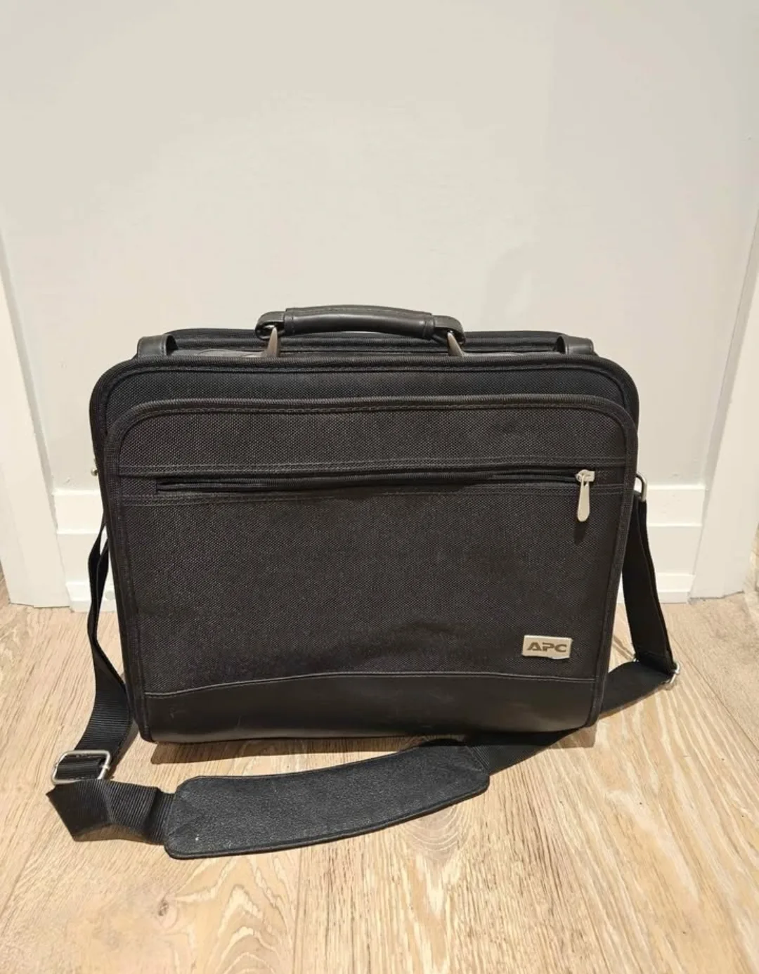#freecycle APC Black Laptop Briefcase image indicator(2)