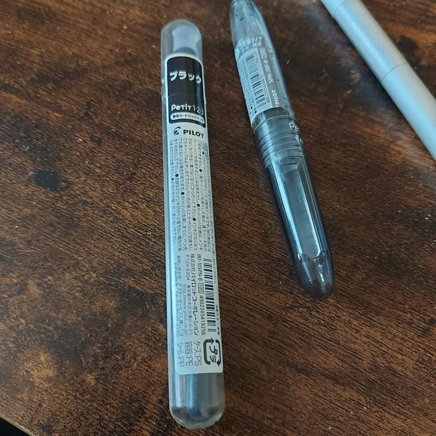 Pilot Petit1 and Metal fountian Pen image indicator(3)