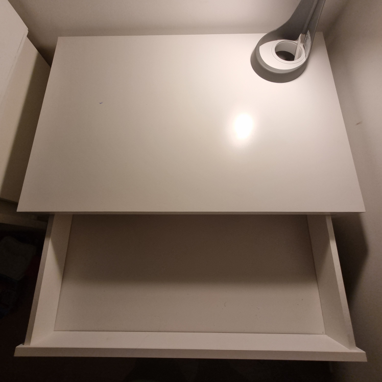 MICKE Desk - White - Excellent Condition - photo 3