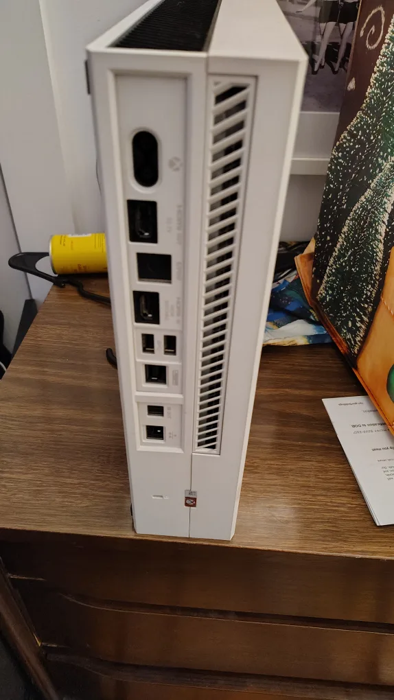 White Xbox One Console image indicator(4)