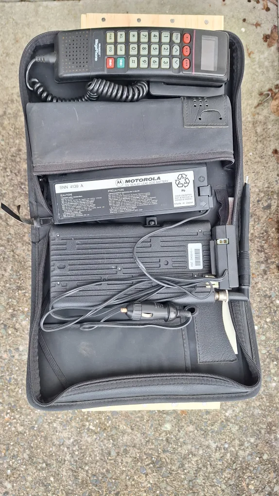 Vintage Motorola DynaTAC 8000x Cell Phone with Accessories image indicator(2)