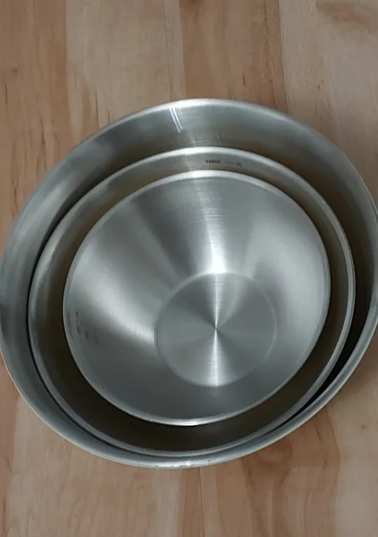 BNIB Stainless Steel Mixing Bowls - Set of 3 image indicator(3)