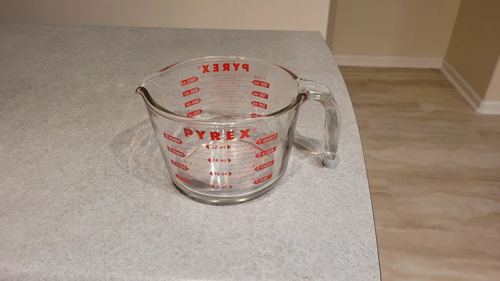 Pyrex 1-Quart (4 cups) glass Measuring Cup thumbnail