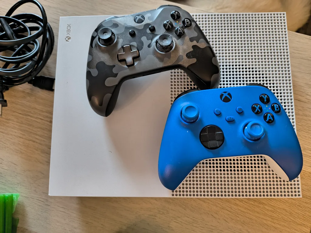 Xbox One S Console Bundle image indicator(2)