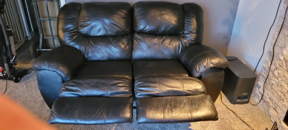 Black Leather Reclining Sofa and Loveseat Set image indicator(4)