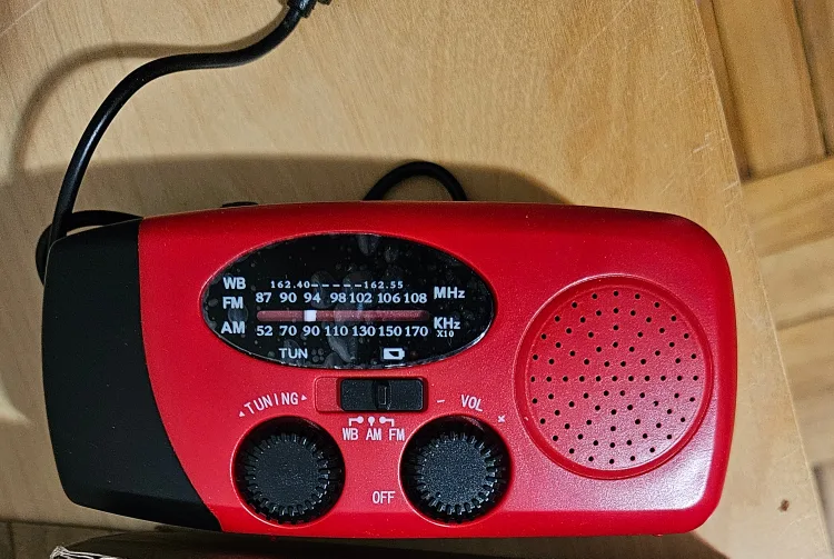 BNIB)Emergency hand crank radio thumbnail