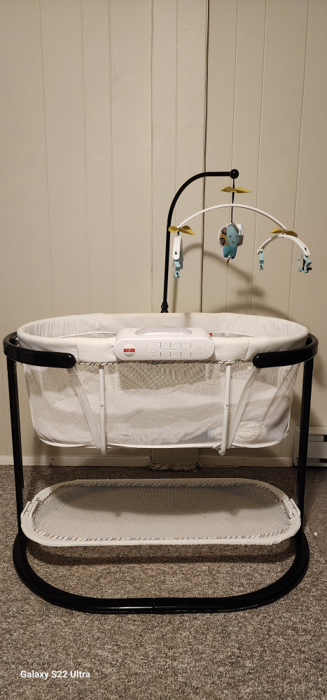 Baby Bassinet with Mobile - photo 2