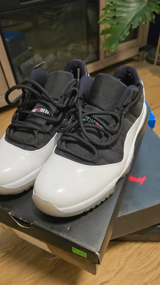 Air Jordan 11 Tuxedo Retro Low - Size 11 image indicator(2)
