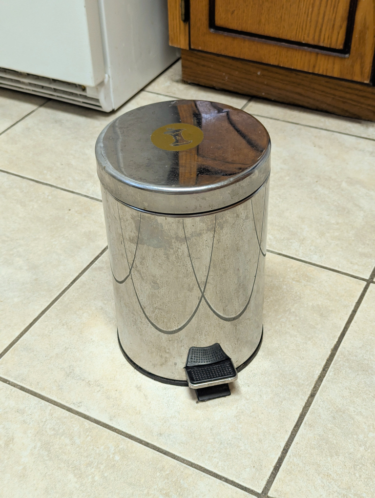 Garbage bin
