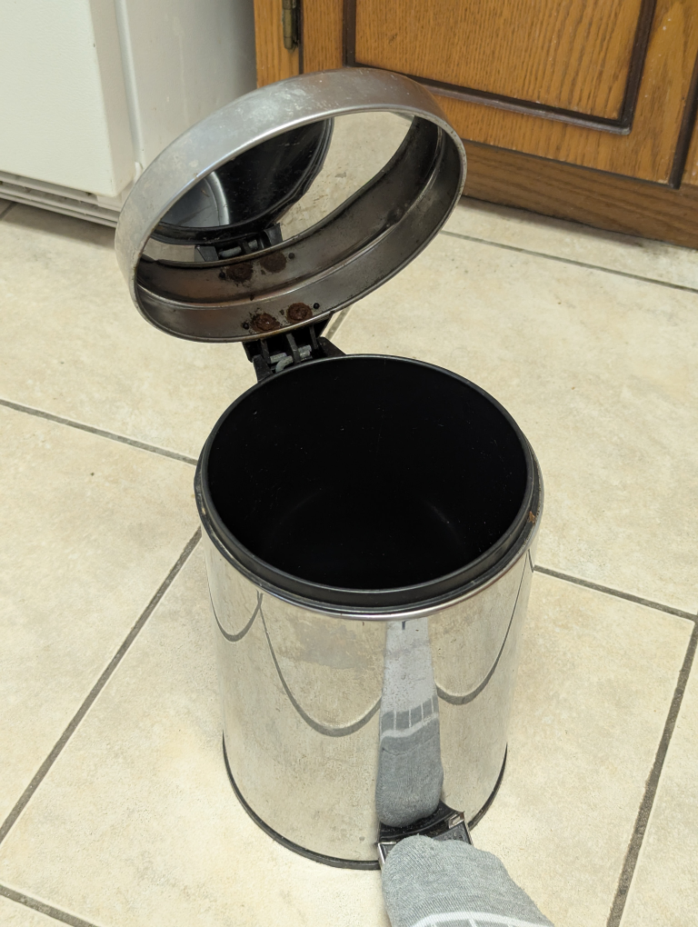 Garbage bin - photo 2