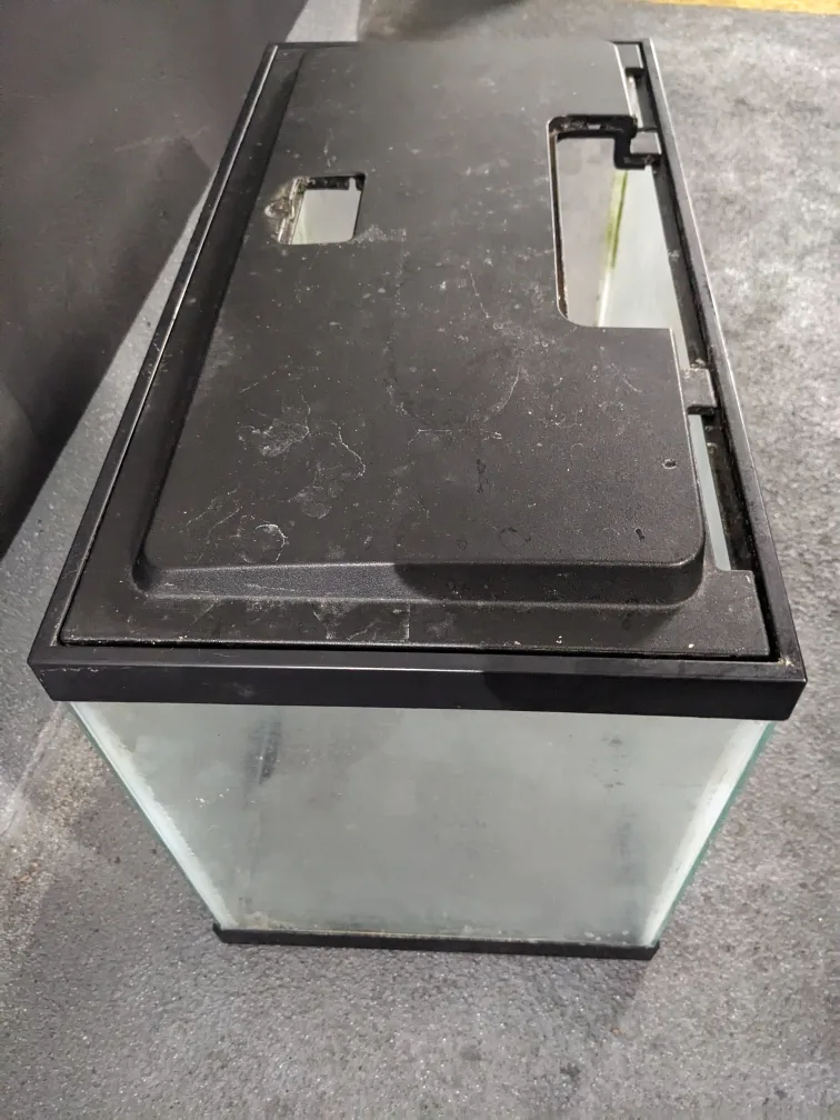 Used 10 gal Aquarium Tank with Lid image indicator(2)