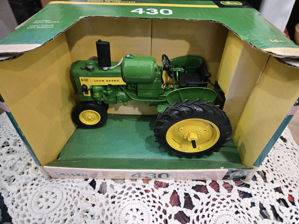 John Deere 430 Dealer Edition 1/16 Scale Collectible Tractor - photo 3