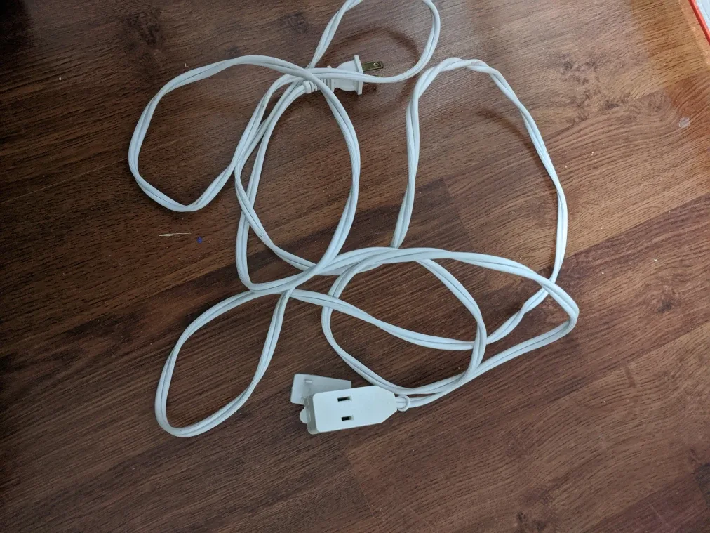 White 3-Outlet Extension Cord image indicator(2)