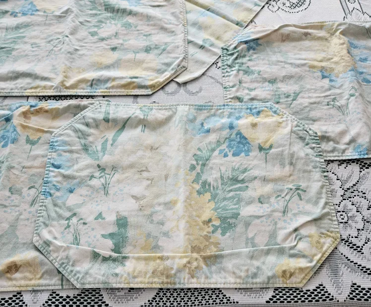 Floral Cloth Placemats Set image indicator(2)