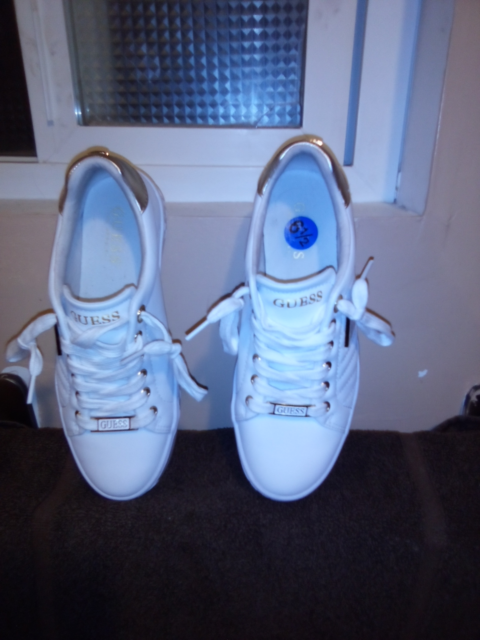 GUESS White Sneakers Size 6 1/2 - photo 4
