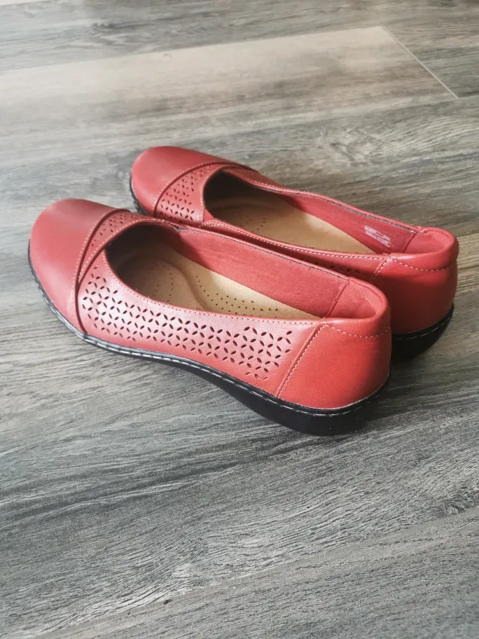 Clarks Collection Women's Red Leather Flats Size 8 image indicator(2)