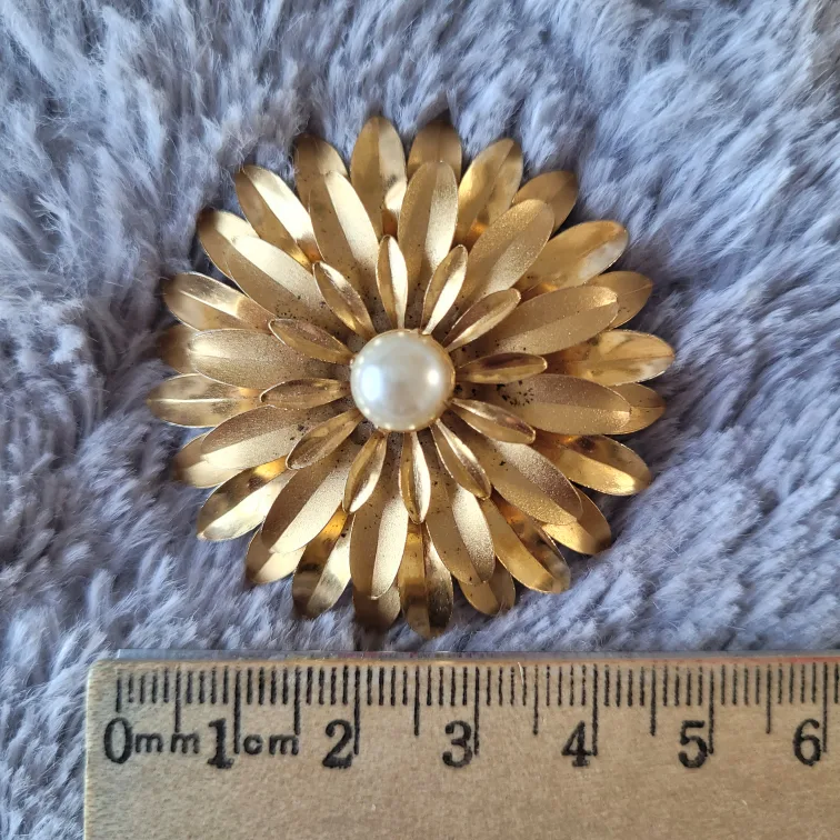 Collection of 8 Vintage Brooches image indicator(8)