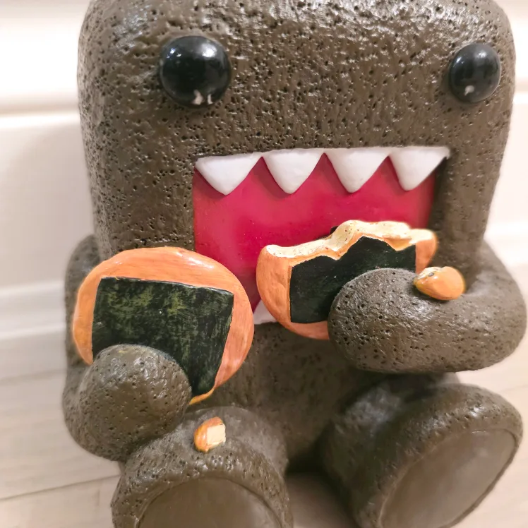 Domo Kun Piggy Bank Figure Eating Rice Crackers: Hard Acrylic image indicator(2)