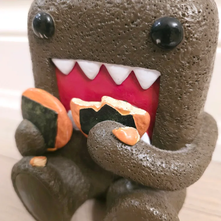 Domo Kun Piggy Bank Figure Eating Rice Crackers: Hard Acrylic image indicator(3)