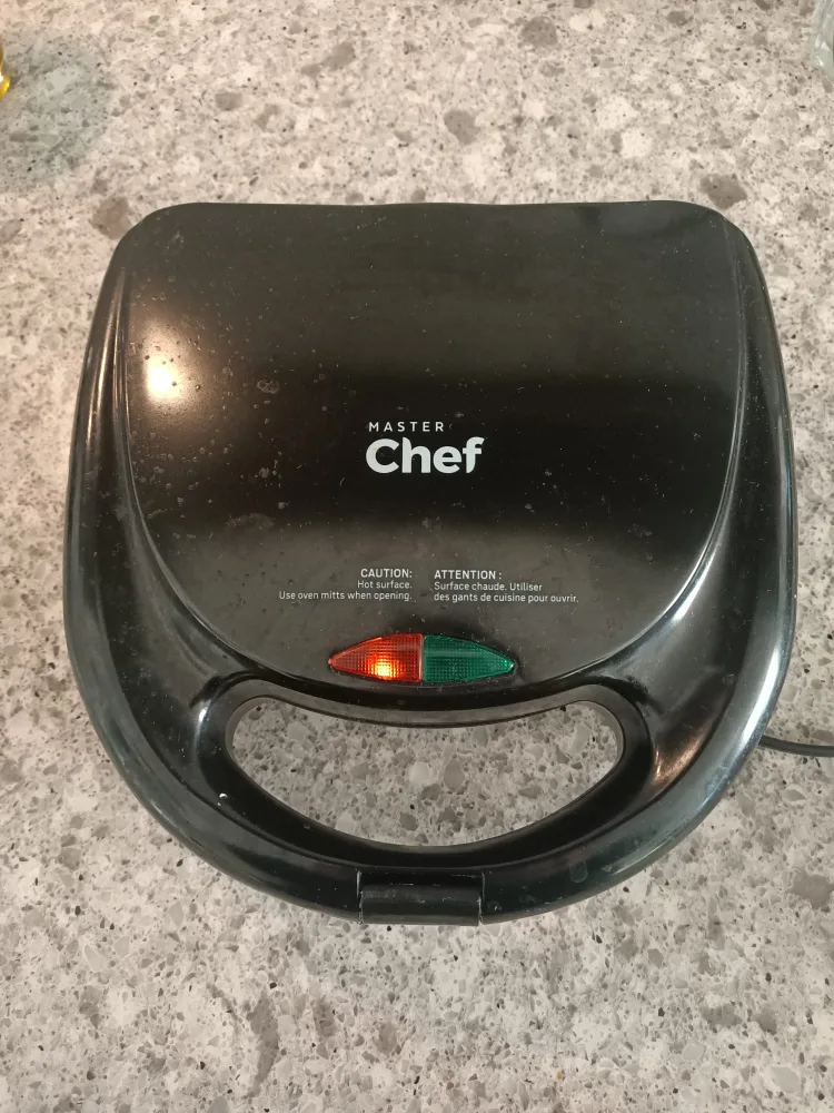 Master Chef 2-Slice Sandwich Maker thumbnail