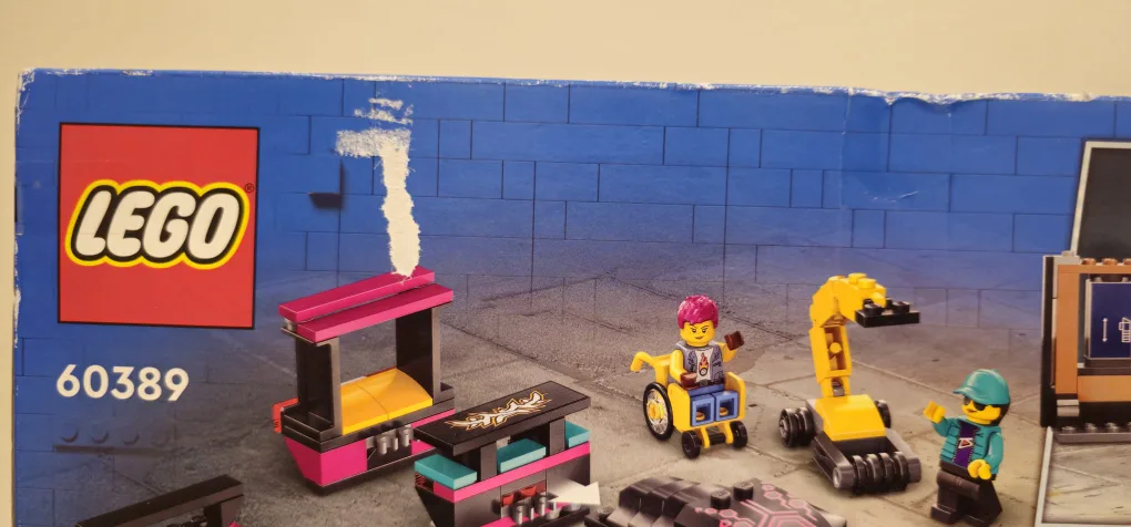 LEGO City Custom Car Garage 60389 image indicator(4)