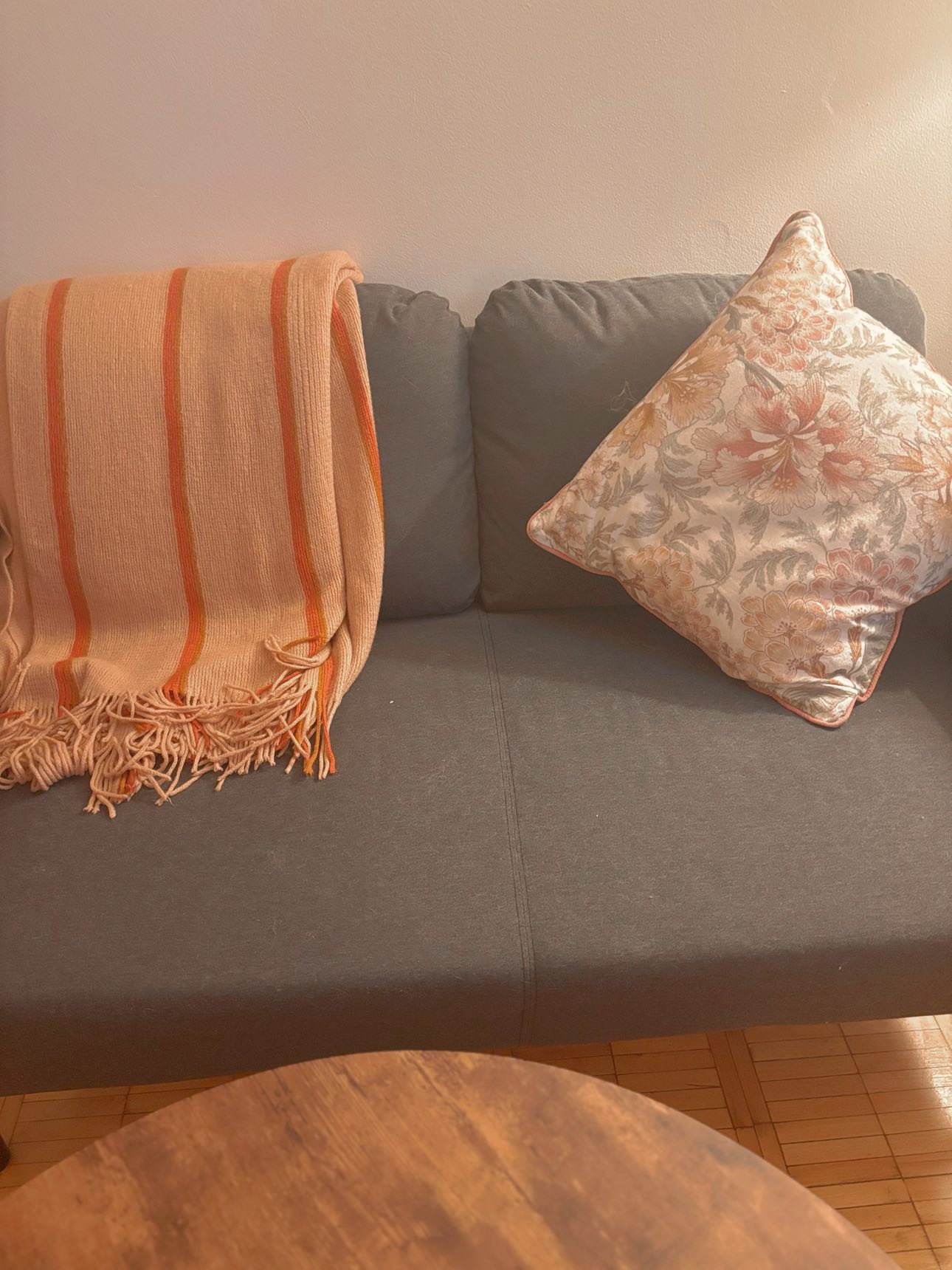 **** MOVING SALE **** 2 seater Ikea couch - photo 3
