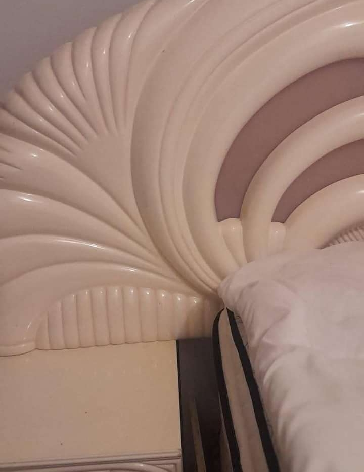 Elegant Queen Bedroom Set - Cream and Beige - photo 2