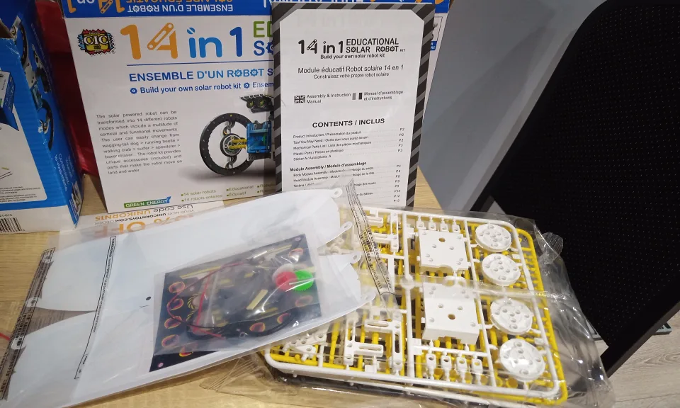 14-in-1 Educational Solar Robot Kit - Build Your Own! image indicator(3)