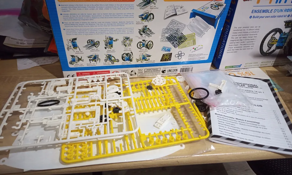 14-in-1 Educational Solar Robot Kit - Build Your Own! image indicator(4)
