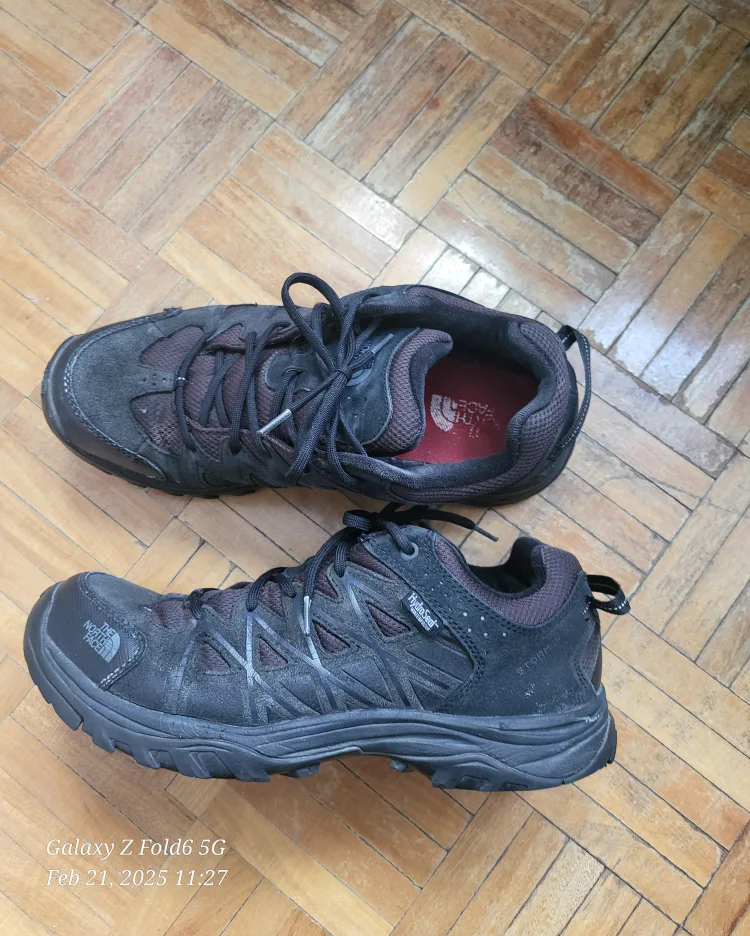 North Face Waterproof Winter Shoe size 9 (FREE) image indicator(2)