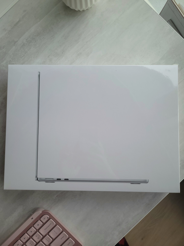 13-inch MacBook Air - M2 Chip - 16GB RAM - 256GB SSD