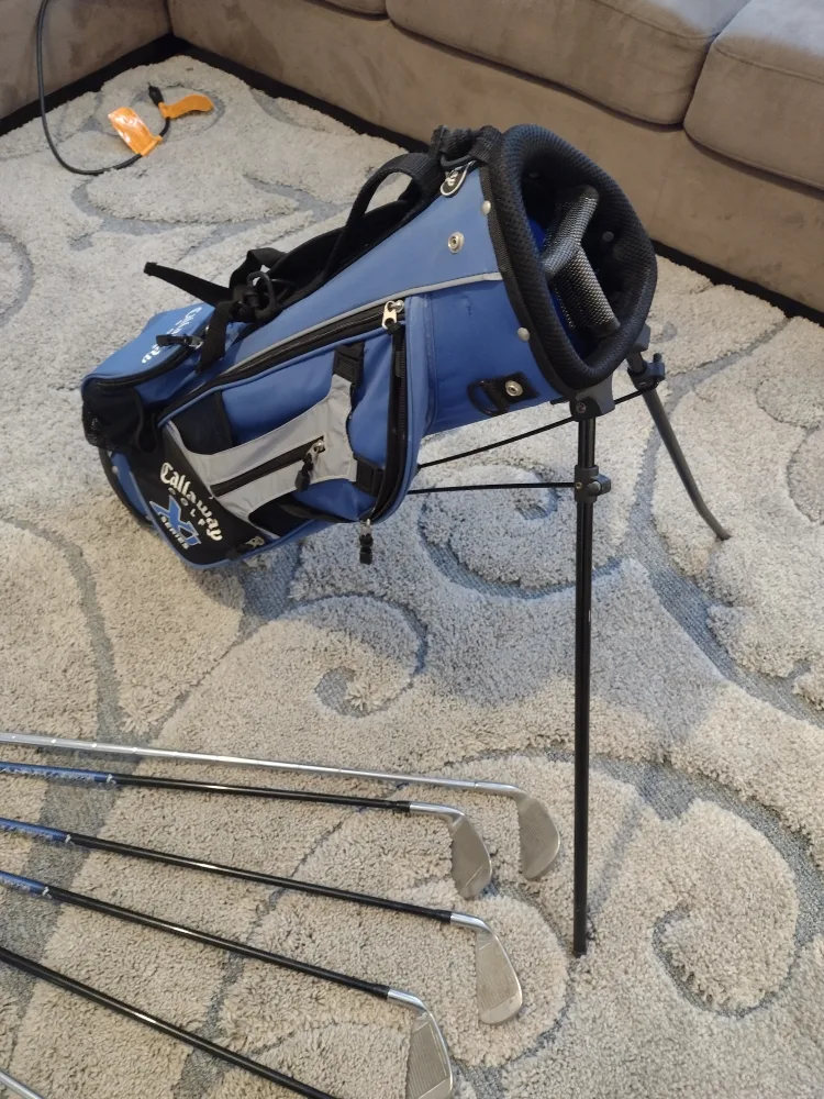 Junior Callaway golf clubs and bag image indicator(2)