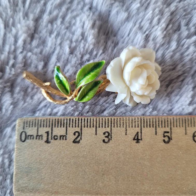 Collection of 8 Vintage Brooches image indicator(9)