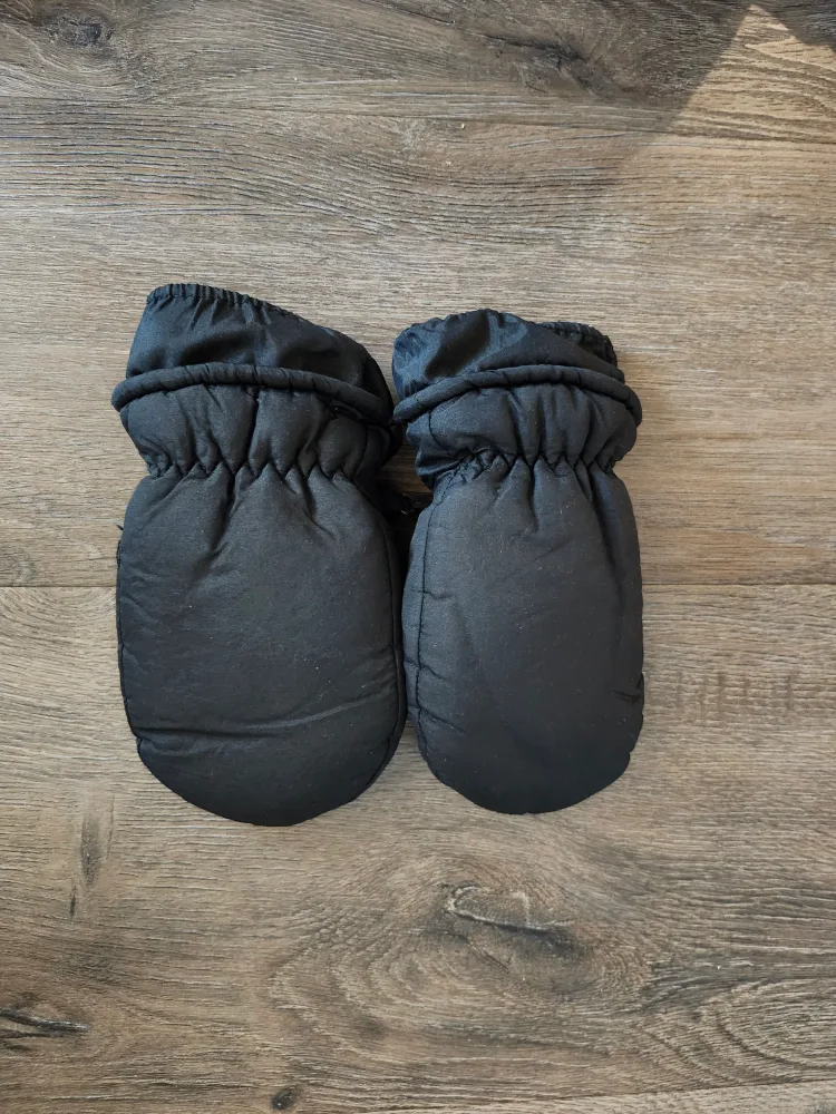 KOMBI Kids Black Puffer Mittens thumbnail