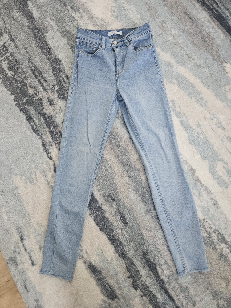 Light Wash Ankle Jeans