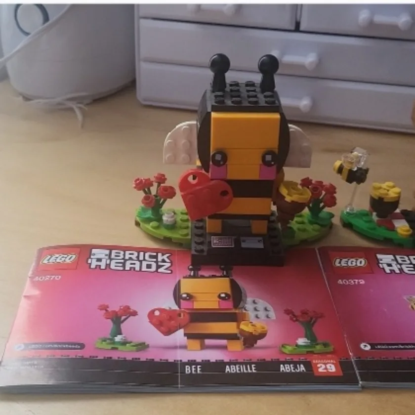 LEGO BrickHeadz Valentine's Day Bee & Bear 40377 & 40379 image indicator(2)