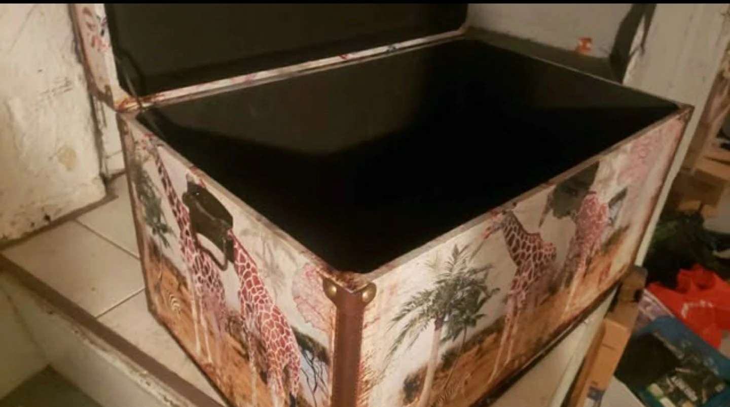 Vintage-Style Giraffe Decorated Storage Trunk - photo 3