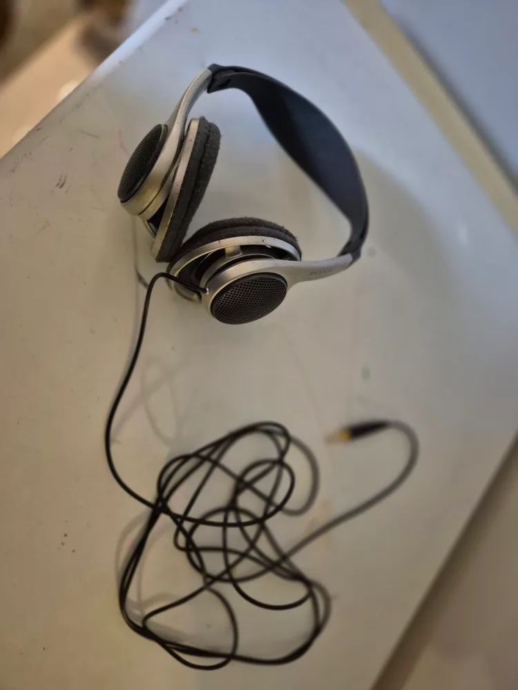 Sony MDR-V6 Headphones thumbnail